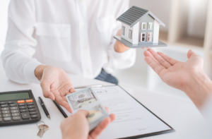 Geld overhandigen bij aankoop van een huis – hypotheekadvies en woningfinanciering